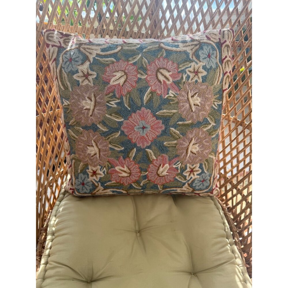 Vintage 80s Floral Wool Crewel Chainstitch Embroidery Accent Pillow 15x16" - Picture 2 of 10